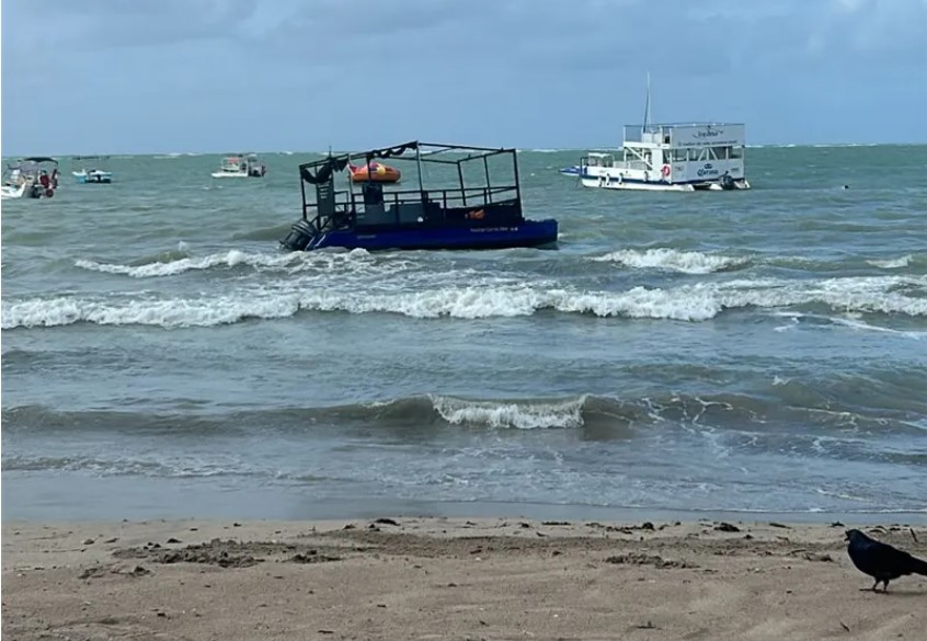Três embarcações afundam na orla de Ponta Verde após fortes chuvas e ventos